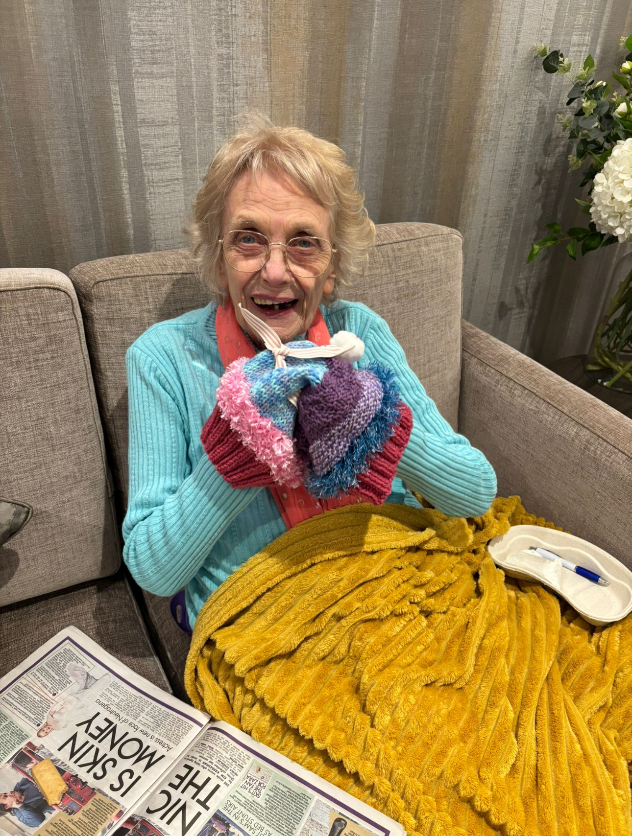 Barton Manor Residents Uplifted by Heartfelt Fiddle Mitt Donation