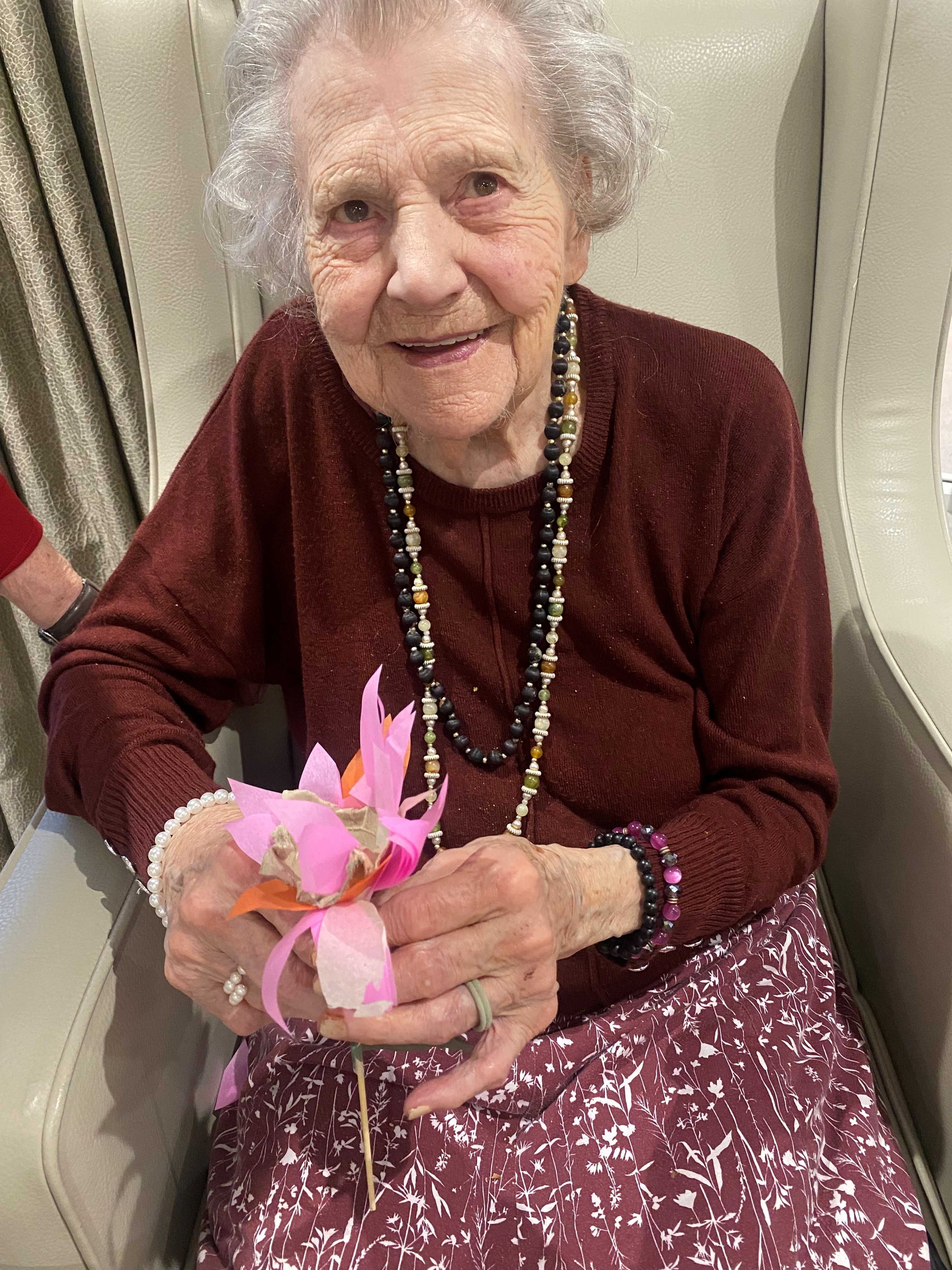 Heatherton House Residents Create Sunshine with DIY Flowers