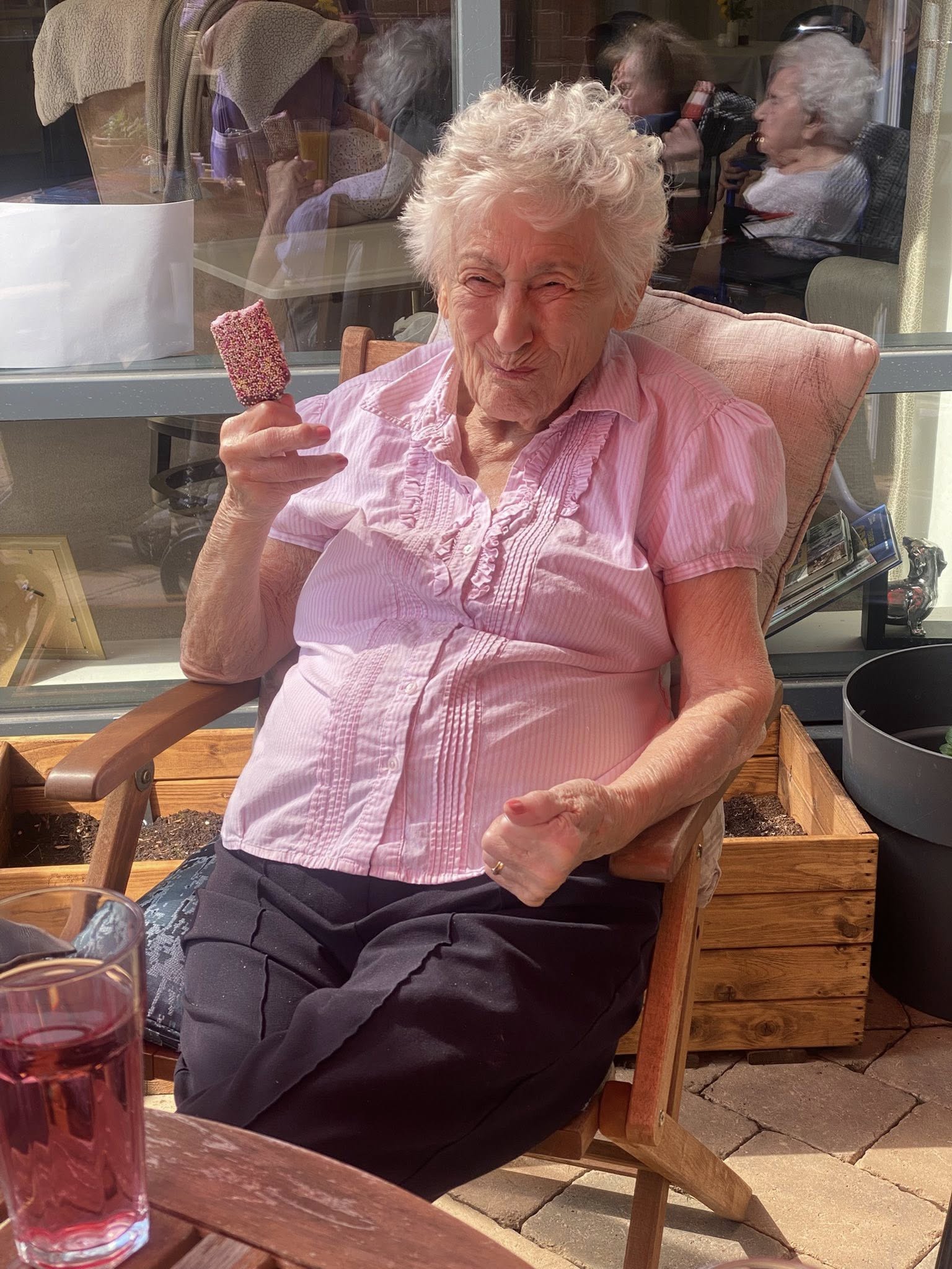 Heatherton House Residents Enjoy Sunshine and Smiles Together 
